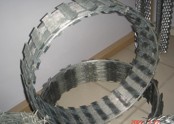 직류 전기를 통하는 900 Mm Dia 면도칼 가시철사 코일 열 Bto-10 콘서티나