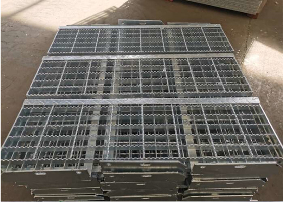 100X8mm ASTM A123 강철 톱니 모양의 막대 격자 계단 보행
