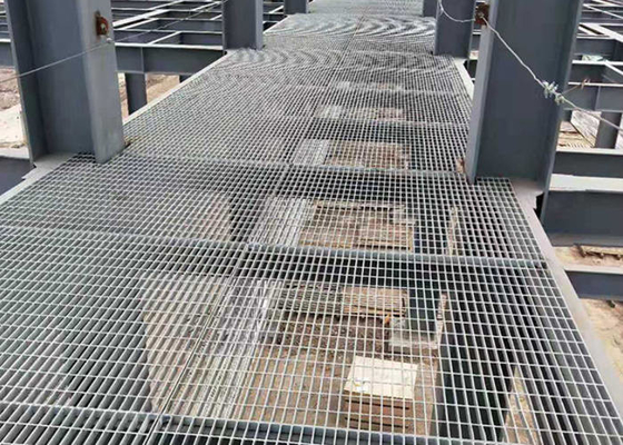 슬립 방지성 32x5mm 철근을 문지르는 이가 있는 차도 톱니 모양 아연도강